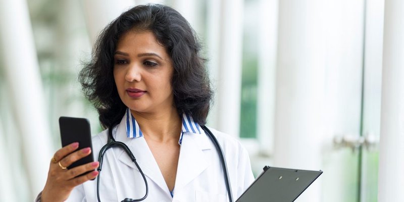 e-hälsa-Doctor-w-mobile-1000x667